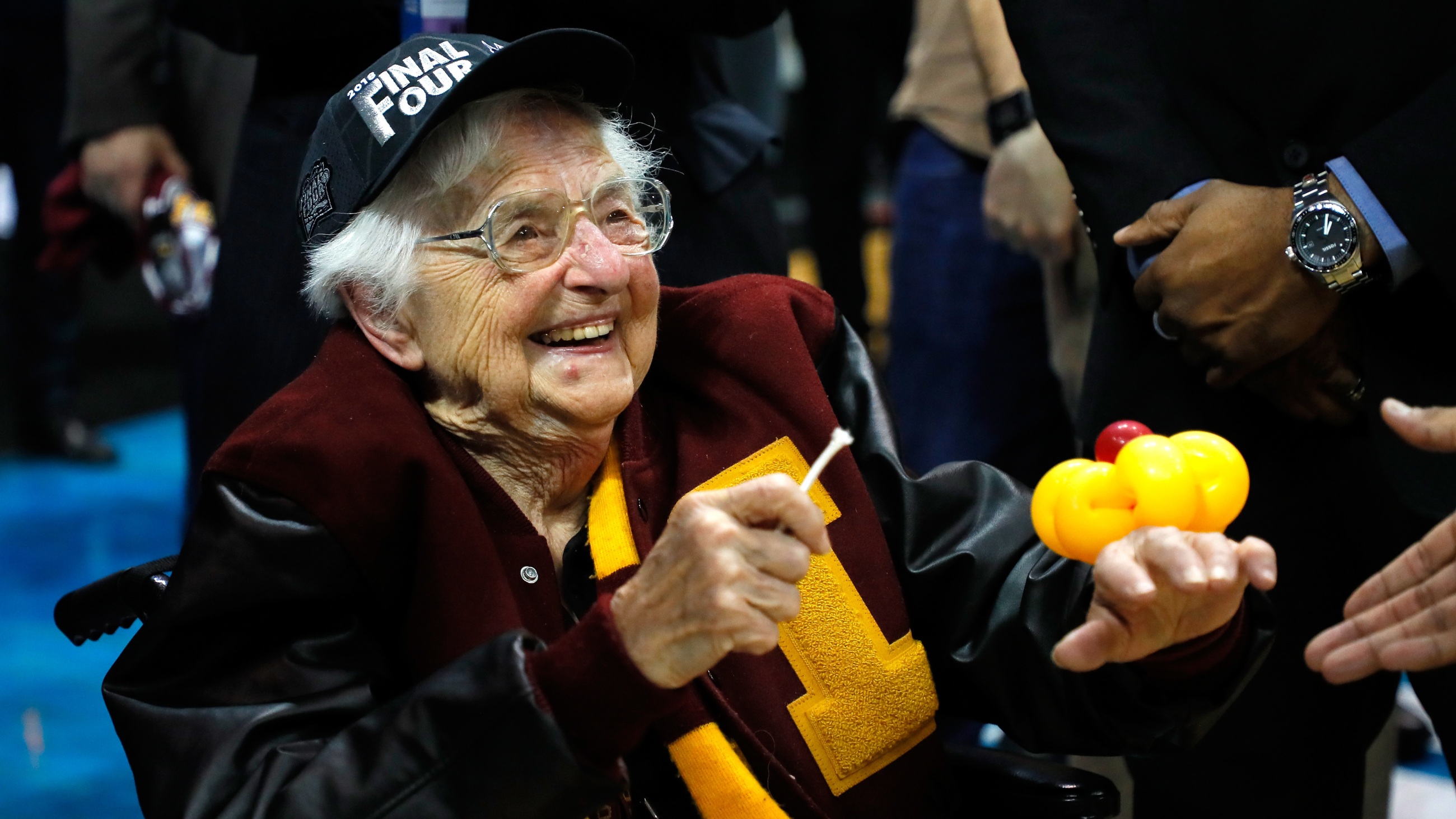 Suor Jean Dolores Schmidt, 98 anni, cappellana di lunga data della squadra di basket maschile, tiene in mano un pezzo di rete mentre celebra la vittoria di Loyola che ha portato la squadra alle Final Four.