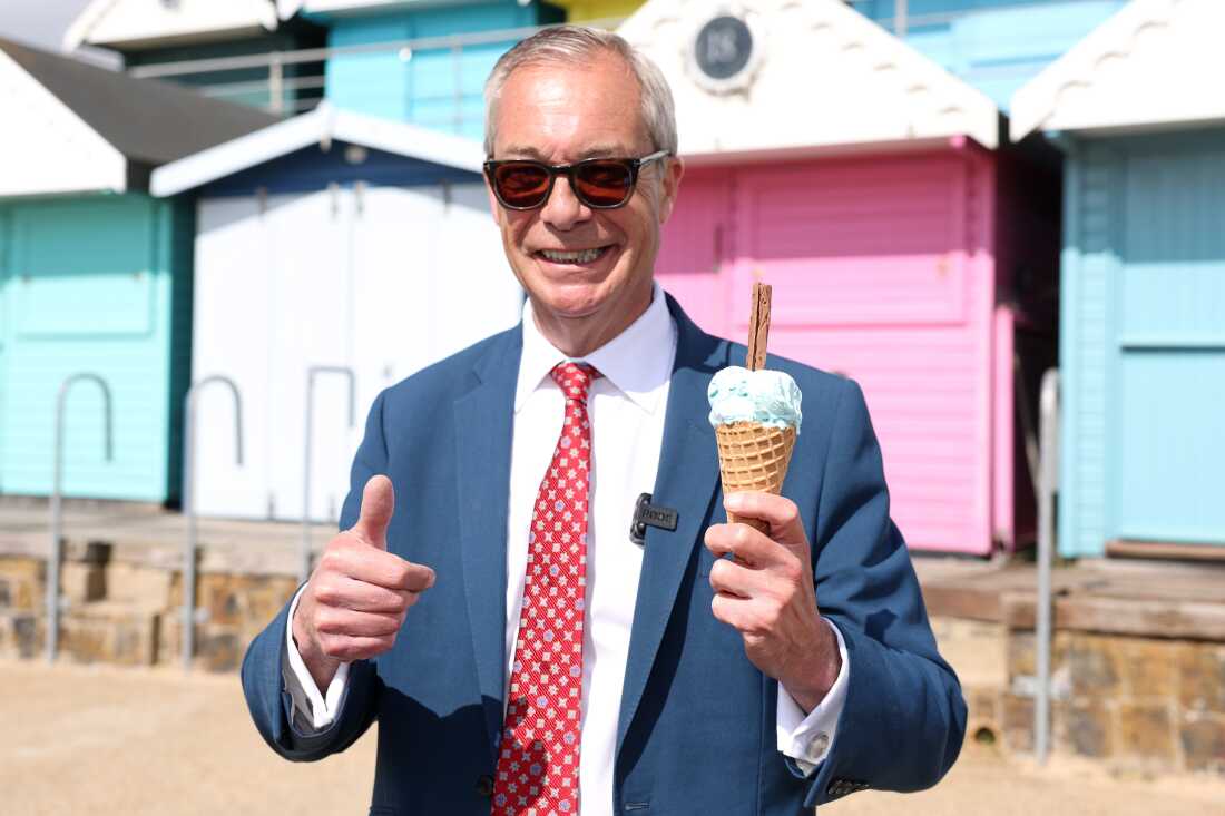 Britanya Reform Partisi lideri Nigel Farage, 7 Mayıs 2026 Perşembe günü İngiltere'nin Naze kentindeki Walton'daki bir oy verme merkezinde oyunu kullandıktan sonra dondurmanın tadını çıkarıyor.