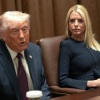 トランプ大統領が3月24日にホワイトハウスで開催された内閣会議で発言を行うと、パム・ボンディ司法長官が注目しています。