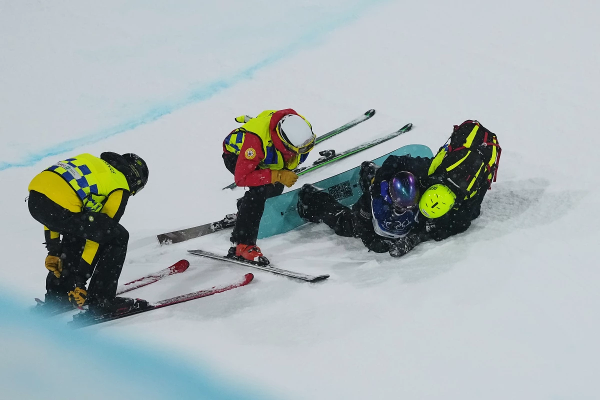 A big crash nearly ended Choi's night early, but after a medical exam she returned to the halfpipe slope for two more runs.