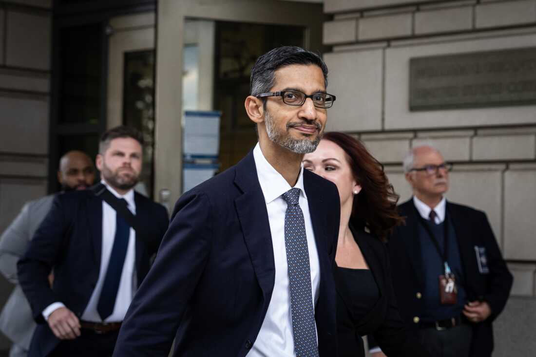 Google और अल्फाबेट के सीईओ सुंदर पिचाई ने 30 अक्टूबर, 2023 को वाशिंगटन में संघीय अदालत को प्रस्थान किया, डीसी पिचाई ने खोज इंजन एंटीट्रस्ट मामले के मूल परीक्षण चरण के दौरान अपनी कंपनी की रक्षा के लिए गवाही दी।