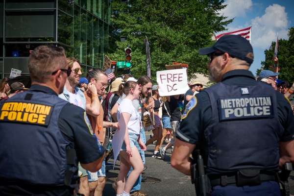 শনিবার ওয়াশিংটন ডিসি দিয়ে হাজার হাজার মানুষ প্রেসিডেন্ট ট্রাম্পের ফেডারেল এজেন্টস এবং ন্যাশনাল গার্ডের ব্যবহারের প্রতিবাদে পুরো শহর জুড়ে পুলিশিং পদক্ষেপ গ্রহণের প্রতিবাদ করেছিলেন।