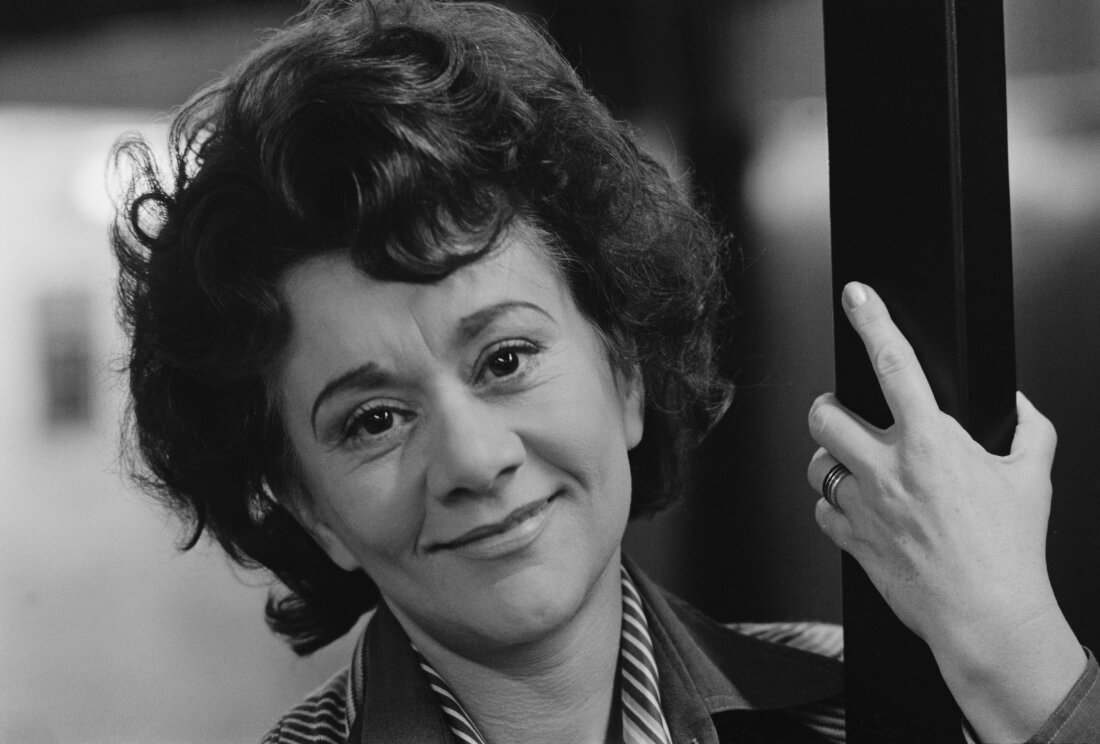 Joan Plowright morreu aos 95 anos. Ela está na foto acima em 1975.