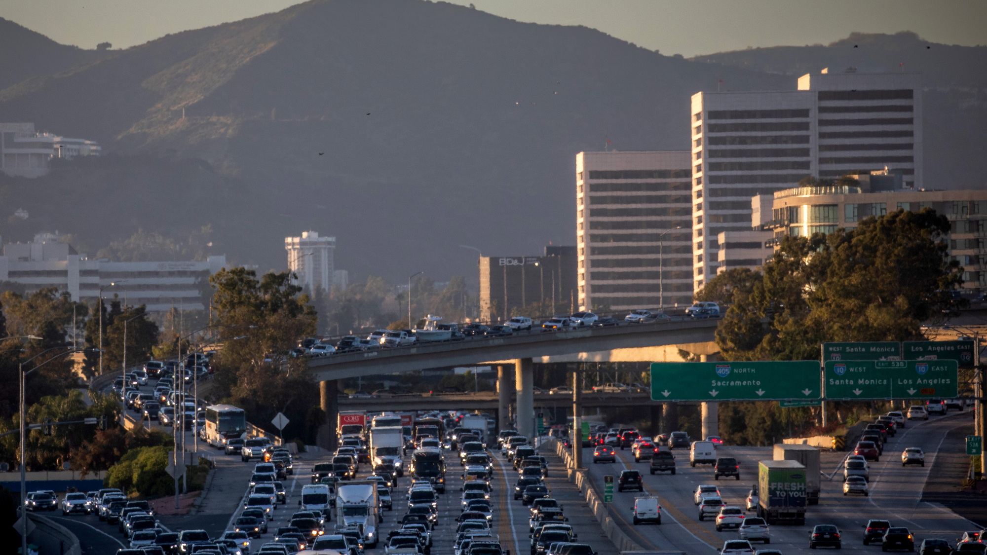 Trump administration weakens fuel efficiency standards