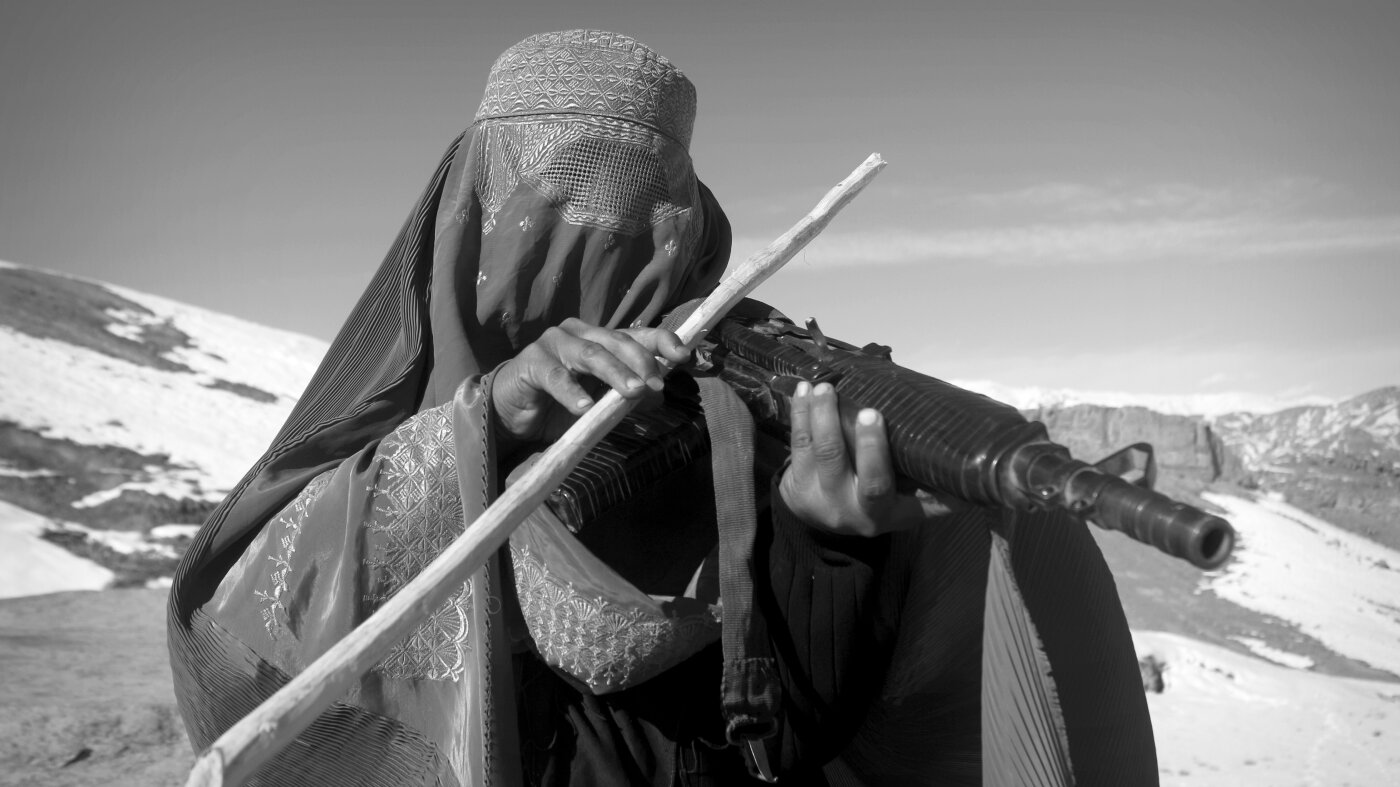 Fotografías que invitan a la reflexión muestran el dolor y los sueños de las mujeres afganas: NPR
|