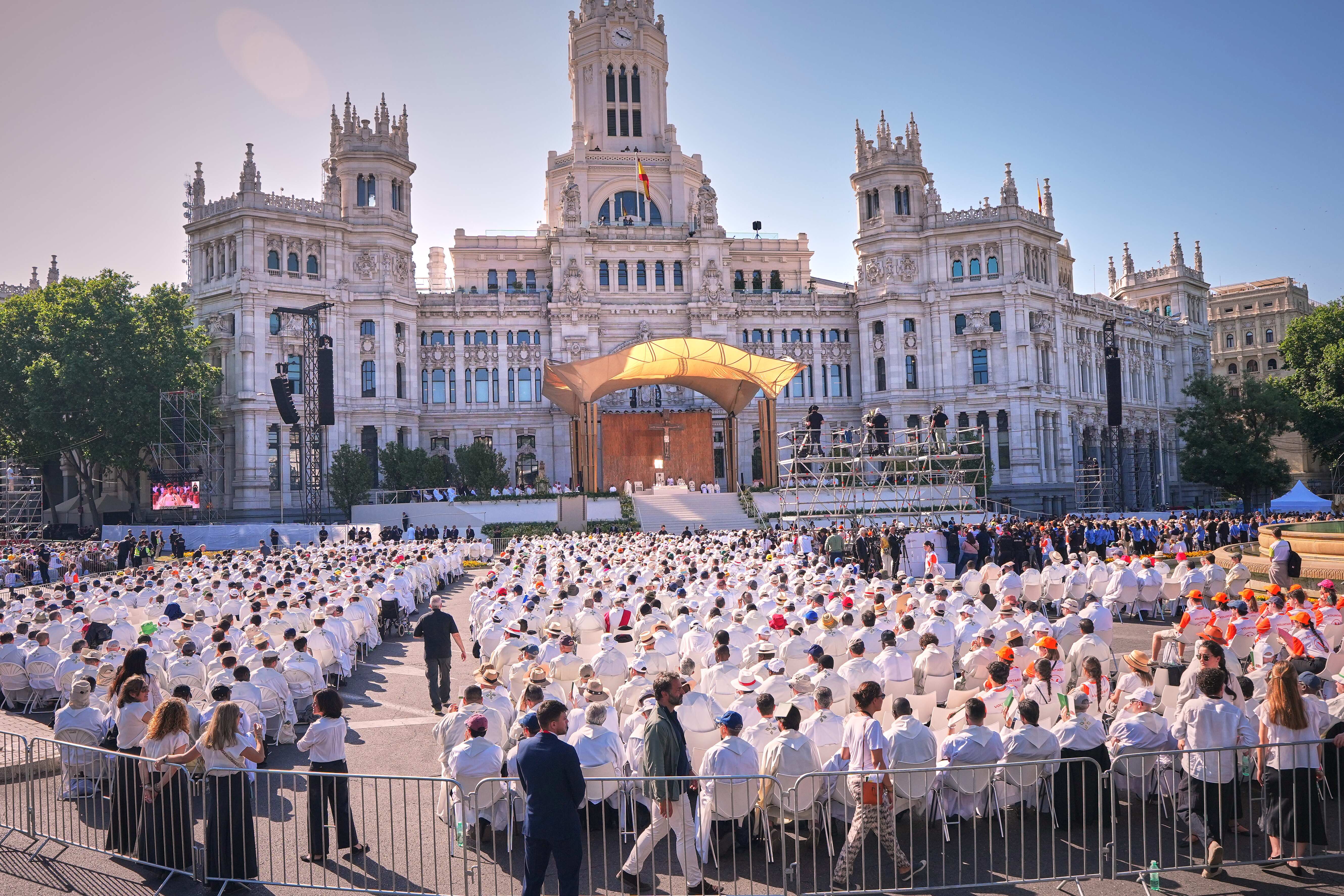 1 million people flood Madrid streets to see the pope's flower-carpeted procession