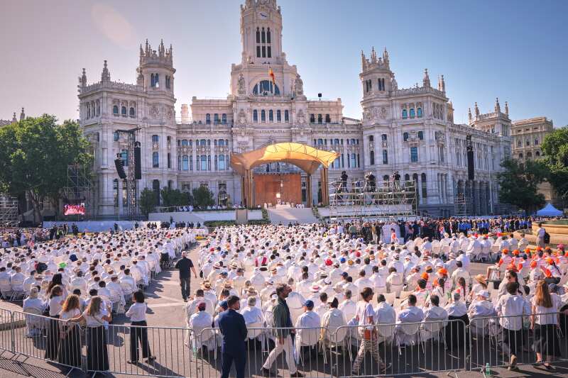 1 million people flood Madrid streets to see the pope's flower-carpeted procession