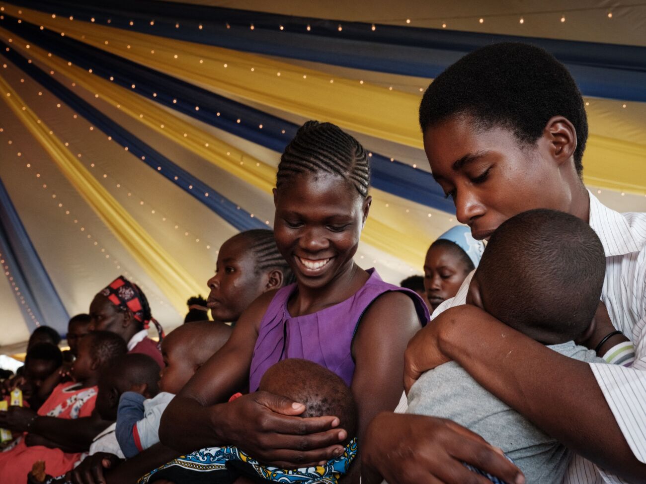 母亲们参加两种新型疟疾疫苗之一的试点项目。