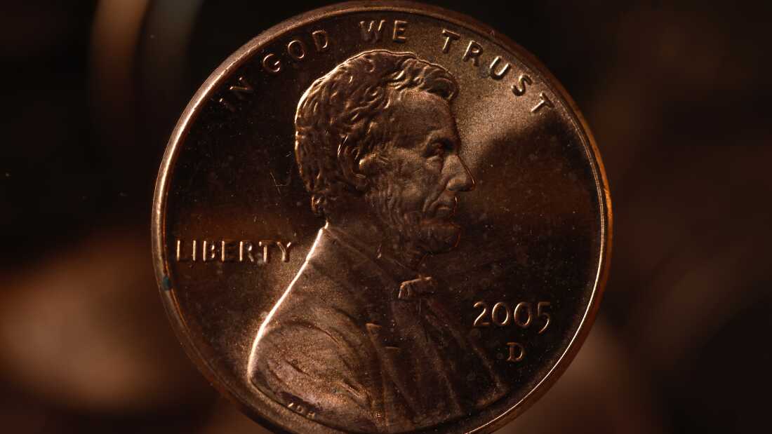 周三在费城举行的仪式上,美国造币厂铸造了最后一枚硬币。 232 年前推出的 1 美分硬币正在被逐步淘汰,因为每枚硬币的生产成本接近 4 美分。