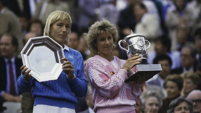 Martina Navratilova y Chris Evert sostienen sus trofeos después de que Evert venciera a Navratilova para ganar el título de individuales femeninos en el Abierto de Francia en 1986.