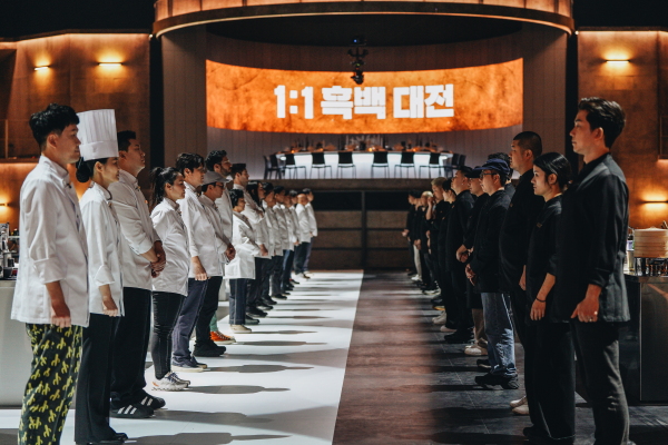 In Culinary Class Wars, 100 talented cooks from all walks of life compete in a fierce showdown.