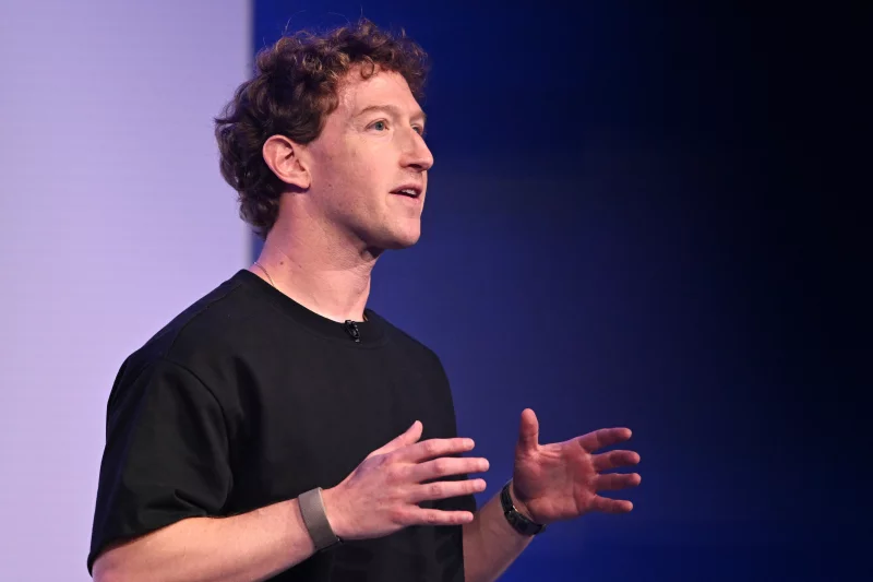 Mark Zuckerberg testificará en juicio histórico sobre adicción a redes sociales Hombre hablando en un escenario durante una presentación tecnológica, gesticulando con las manos frente a un fondo iluminado.