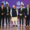 De Indiase premier Narendra Modi staat in het midden van een rij met zes andere mannen op de AI Impact Summit in New Delhi op 19 februari. Tot de andere mannen behoren OpenAI CEO Sam Altman (derde van rechts), Anthropic CEO Dario Amodei (tweede van rechts), Google CEO Sundar Pichai (derde van links) en Meta Chief AI Officer Alexandr Wang (tweede van links).