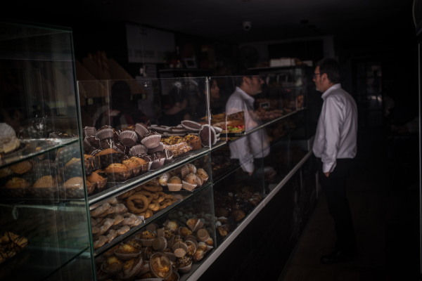 A pastry shop lacks light, in Tarragona, Spain, on April 28, 2025.