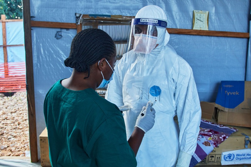 Ebola deaths top 900 in Congo; cases top 2,300