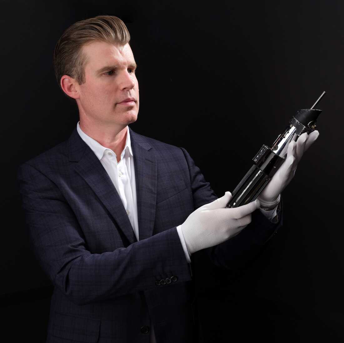 O COO da Propstore, Brandon Alinger, segura o sabre de luz de Darth Vader usado nas filmagens de dois "Guerra nas Estrelas" filmes.