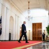 バイデン大統領は2024年7月1日にホワイトハウスのクロスホールを歩いている。