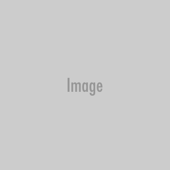 Ο Τζεφ Λα Μάρκα κάθεται σε εξωτερικούς χώρους.