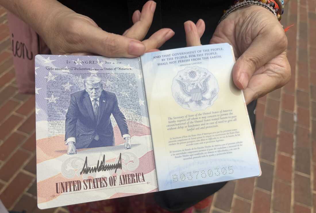 Están disponibles nuevos pasaportes estadounidenses con la imagen de Trump. Aquí se explica cómo conseguir (o evitar) uno