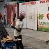 Een verkoper verkoopt suikerriet naast de ingang van de kliniek van Artsen Zonder Grenzen (AZG) in Port-au-Prince, Haïti, woensdag 15 oktober 2025, nadat de organisatie de sluiting van de kliniek had aangekondigd vanwege aanhoudend geweld.