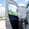 Bir kişi 16 Haziran 2026'da Austin, Teksas'ta bir Valero benzin istasyonunda gaz pompalamaya hazırlanıyor.