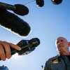 PHOENIX, AZ-12 November: Senator Mark Kelly (D-AZ) berbicara dengan jurnalis pada perayaan pemilihan ulang di Barrio Cafe pada 12 November 2022 di Phoenix, Arizona. Kelly mengalahkan lawan Republiknya, Blake Masters, yang telah menolak untuk mengakui perlombaan Senat Arizona sampai semua suara dihitung. (Foto oleh Jon Cherry/Getty Images)