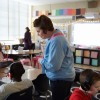 La preside Condra Allred visita una classe di terza elementare della Cleveland Elementary School di Cedar Rapids, Iowa.