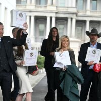 Kilku konserwatywnych komentatorów i aktywistów trzyma białe segregatory przed Białym Domem.