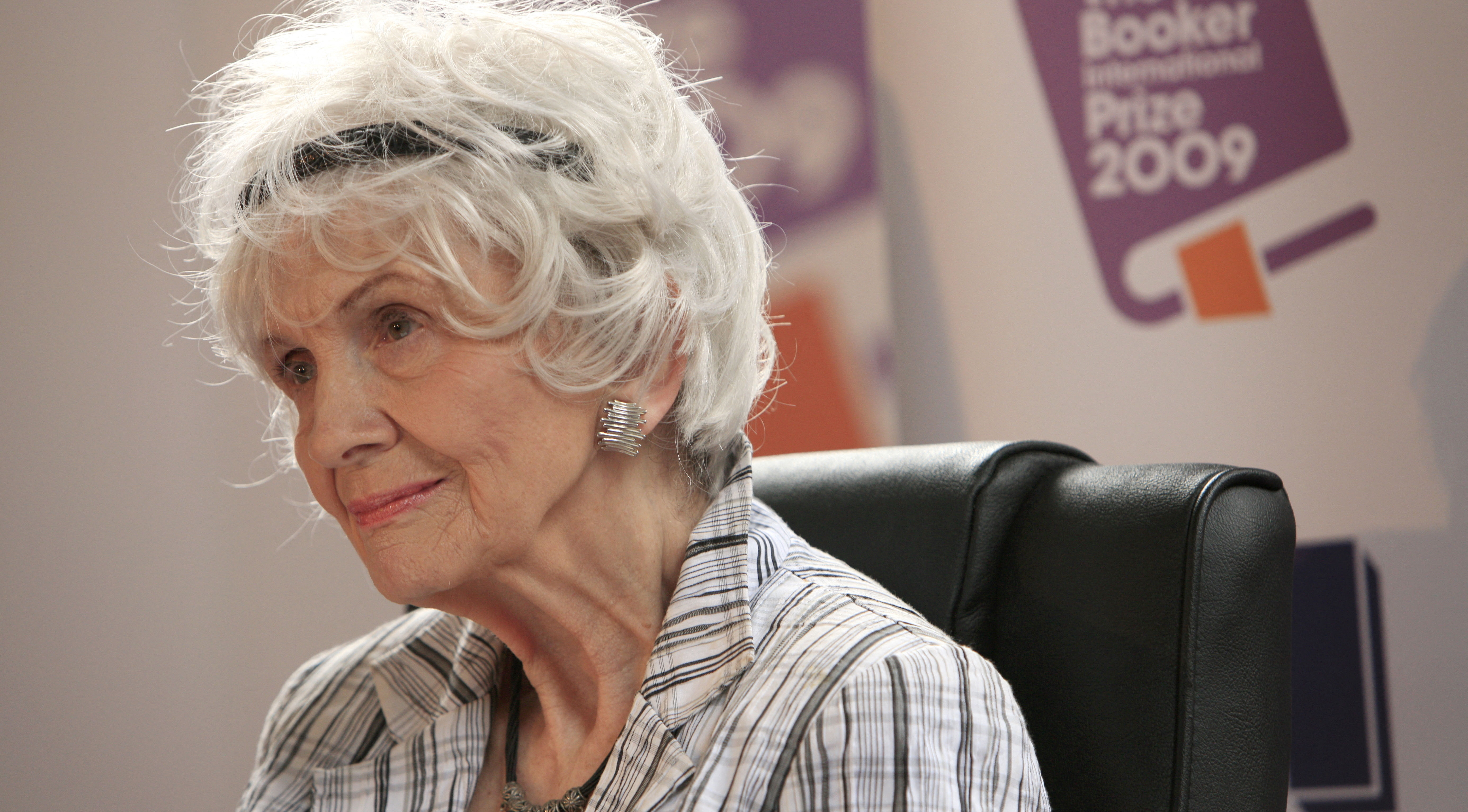 Author Alice Munro in 2009.  Her daughter, Andrea Skinner, has come forward with allegations her stepfather abused her as a child and that Munro was aware and stayed with him until his death. 