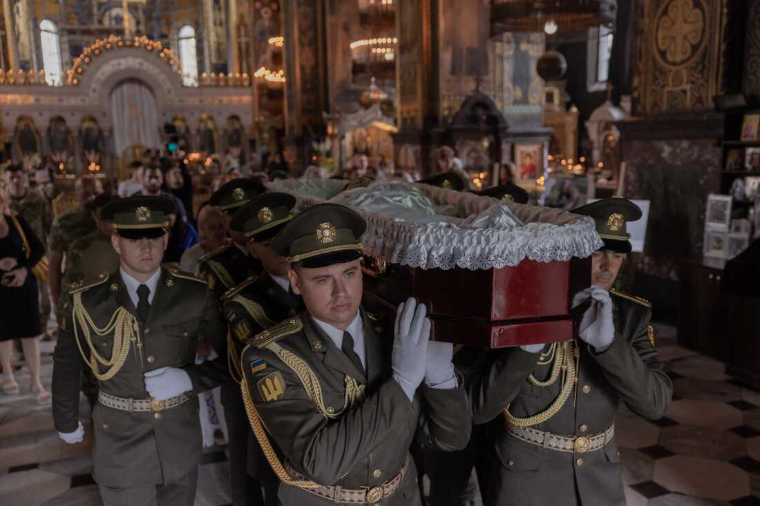 Η Ουκρανία θρηνεί τον “συλλέκτη ψυχών” Oleksiy Yukov, που σκοτώθηκε αναρρώνοντας νεκρούς πολέμου