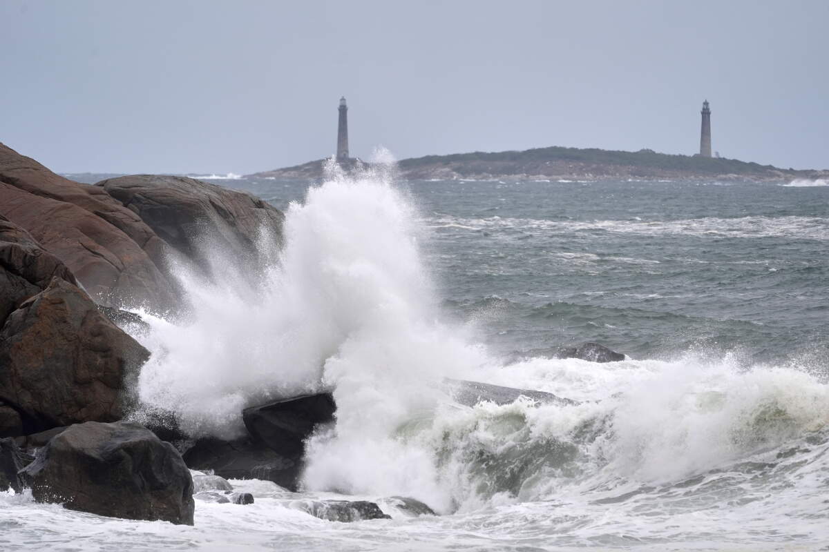 Roads flood in New Jersey, inundate some homes, as first major signs of nor'easter take shape