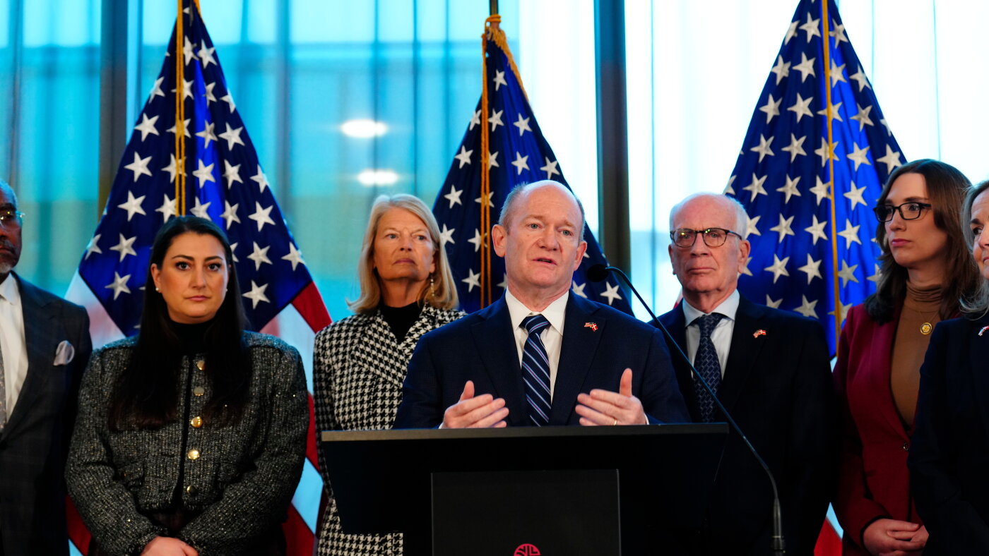 Trump hits 8 EU countries with 10% tariff over Greenland stance : NPR