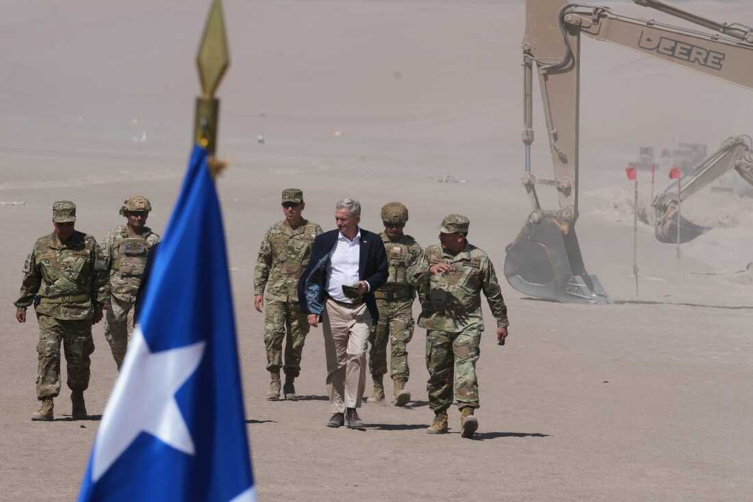 Şili Devlet Başkanı Jose Antonio Kast, Mart 2026'da Şili'nin Arica kentindeki Chacalluta sınır kapısında kuzey sınırı boyunca kazıcıların yanından geçiyor.