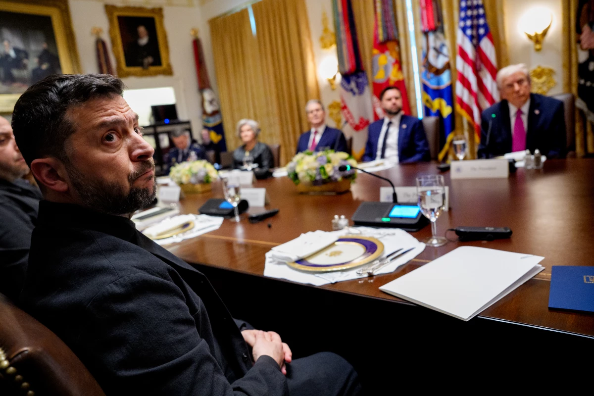 Ukrainian President Volodymyr Zelensky (L) attends a lunch meeting with U.S. President Donald Trump (R) at the White House on October 17, 2025, in Washington, DC.