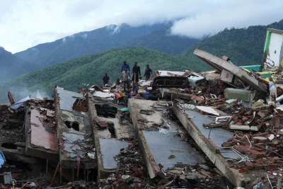 Residentes el martes buscan entre los escombros de un edificio que colapsó en los terremotos del 24 de junio en La Guaira, Venezuela.