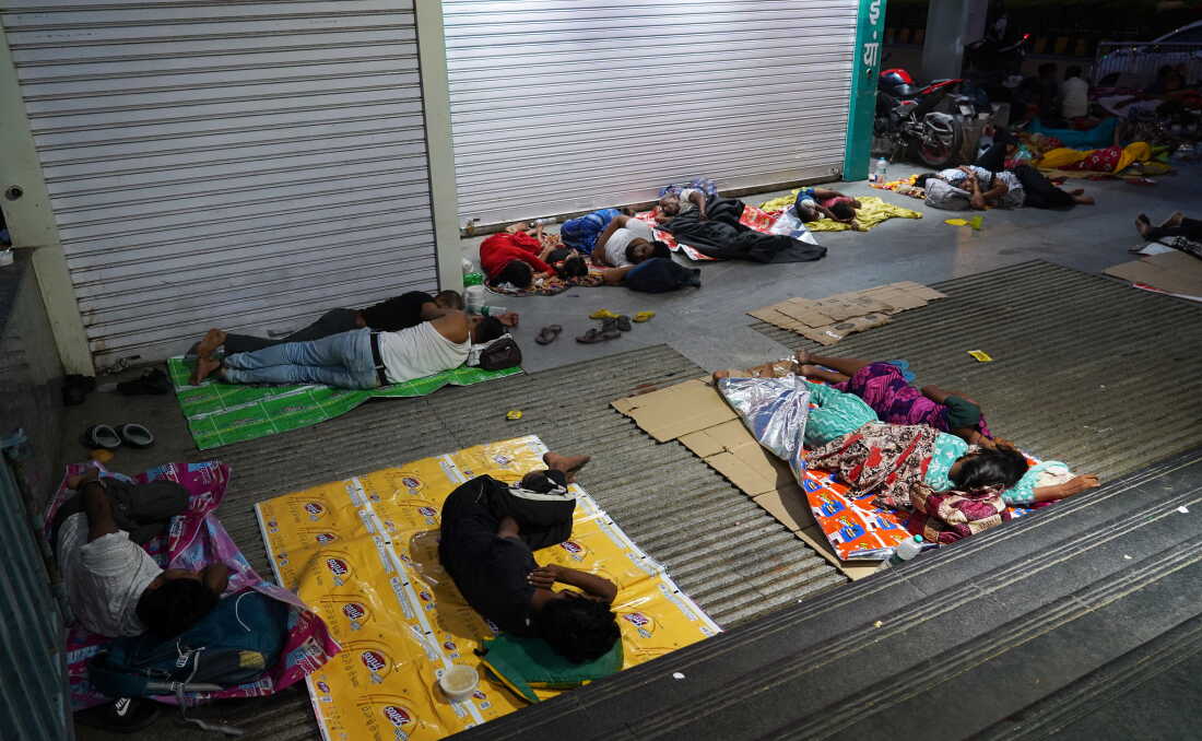 Families sleep on the pavement outside the All India Institute of Medical Sciences (AIIMS), one of India’s largest public hospitals, in New Delhi, India.