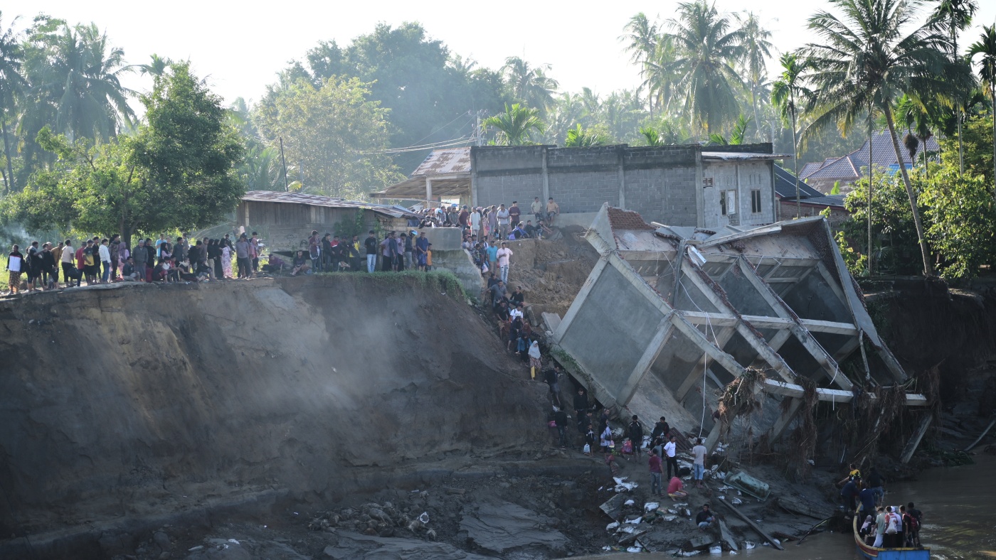 Death toll from floods and landslides on Indonesia's Sumatra rises to 164