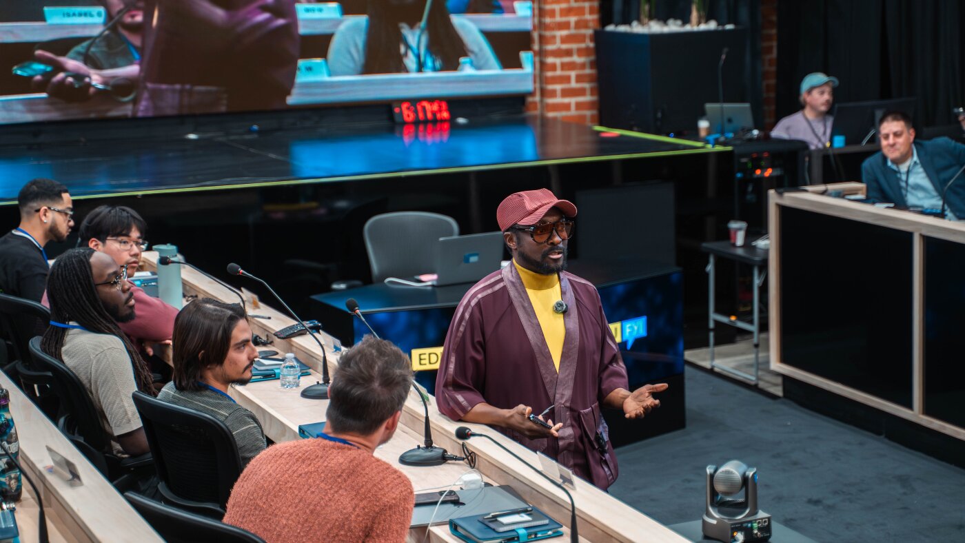 Will.i.am yeni neslin geleceğe hazır olmasını istiyor