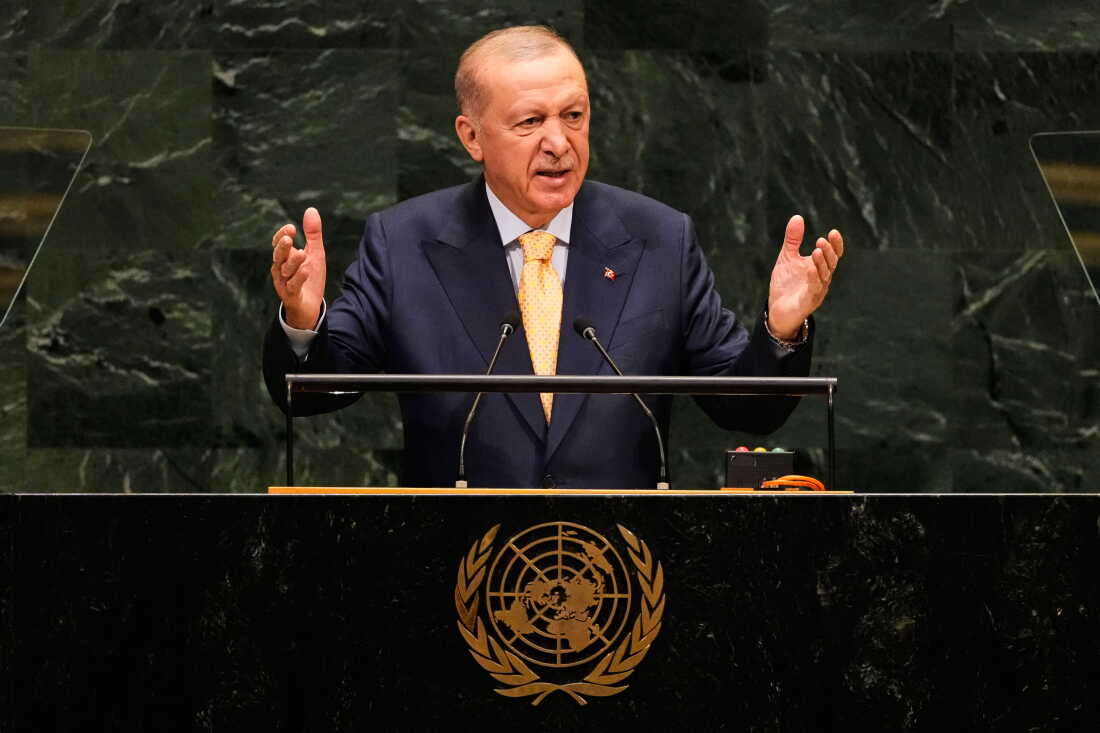 رجب طیب اردوغان، رئیس‌جمهور ترکیه، در هشتاد و یکمین نشست مجمع عمومی سازمان ملل متحد در مقر این سازمان در نیویورک، ۲۲ سپتامبر، سخنرانی می‌کند. ست ونیگ/آسوشیتدپرس