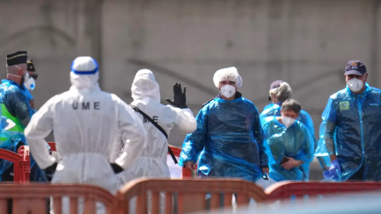 Passengers from virus-hit cruise ship fly home as CDC says outbreak threat is low