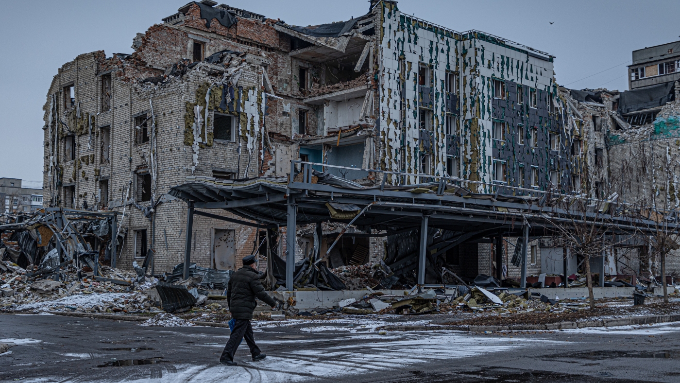Key Ukrainian city Pokrovsk holds on as Russian siege tightens : NPR