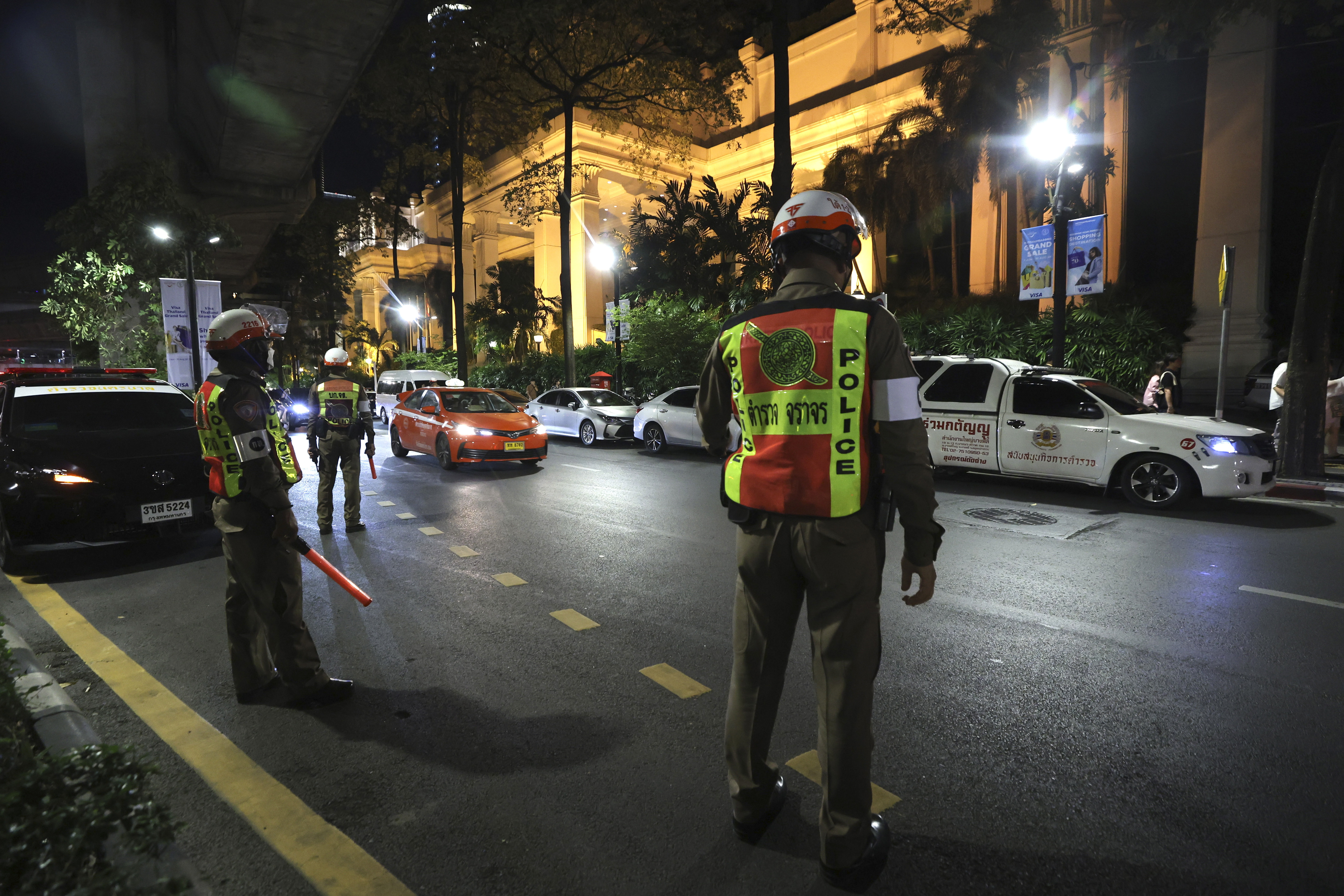 6 Americans and Vietnamese are found dead in a Bangkok hotel. Poisoning is suspected