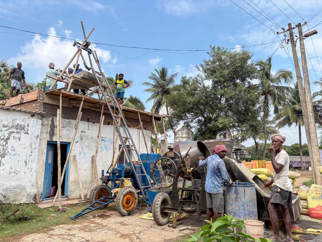 construction workers building another house at Bharathapuram. What's notable here is that these are workers are from "outside" and would NOT have stepped inside the colony 10-15 years ago. Sign that the stigma is easing and attitudes changing in India.