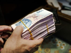 A customer pays with a large amount of Turkish lira at the Grand Bazaar in Istanbul, Turkey, on Aug. 26, 2026.
As the Turkish lira has lost value, the largest banknote remains 200 lira (about $4.15). Over the past five years, the lira has lost about 83% of its value against the U.S. dollar. As a result, people need to carry more cash to make everyday payments.
