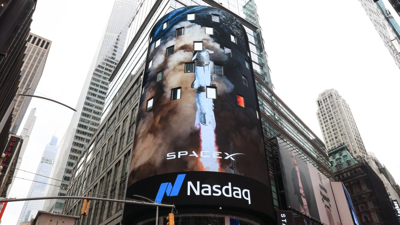 SpaceX's revenue rises as its once-soaring stock price drifts back to Earth
