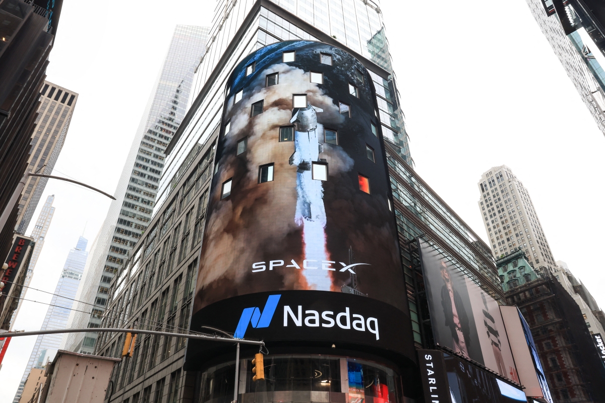 SpaceX's revenue rises as its once-soaring stock price drifts back to Earth