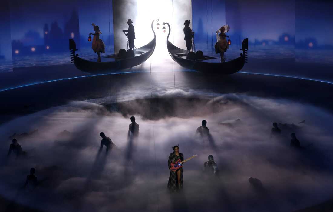 当晚的音乐表演将高科技布景设计带到了这座拥有约 2000 年历史的圆形剧场中。