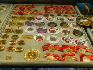 Jewelry displays gold at the Grand Bazaar in Istanbul, Turkey, on Aug. 20, 2026.
Finance Minister Mehmet ÅžimÅŸek has said that about $640 billion in gold and foreign currency is held outside the financial system. For many Turkish savers, physical gold is still a safe way to protect their money from inflation and economic uncertainty. This practice is known as