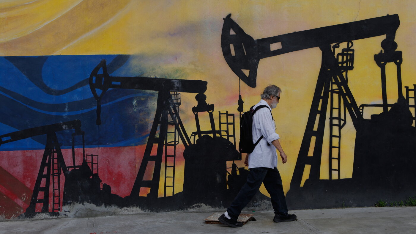 The U.S. Venezuela oil deal won't lower your gas prices. Here's what you need to know