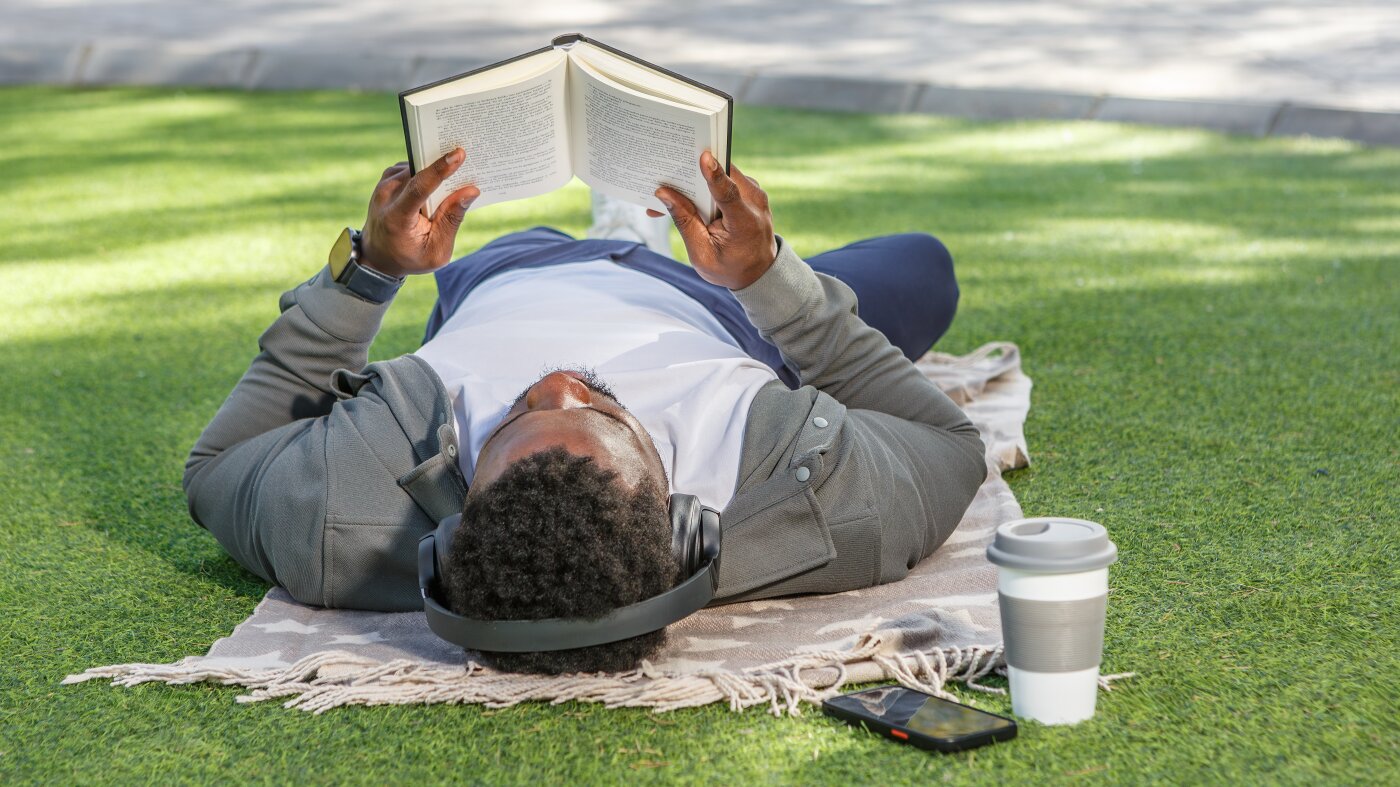 La tendencia de TikTok de leer mientras se escucha un libro está ganando fuerza: NPR
|